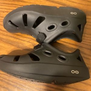 OOFOS black SIZE 8 used looks new